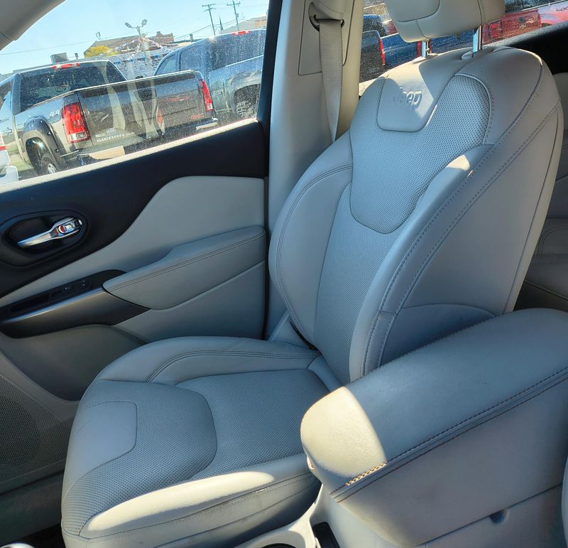 Used 2021 Jeep Cherokee Image 10