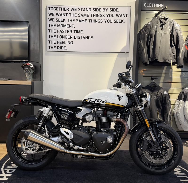 2025 Triumph Speed Twin 1200 - CRYSTAL WHITE - SAPPHIRE BLACK