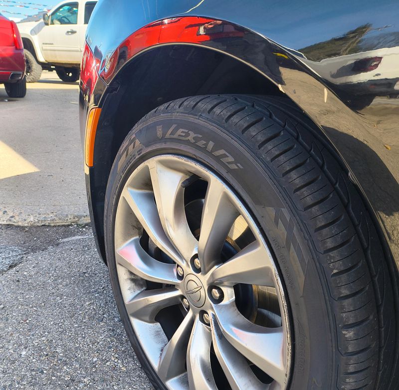 Used 2015 Chrysler 200 Image 7