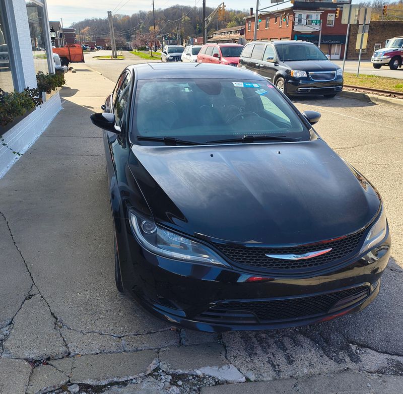Used 2015 Chrysler 200 Image 1