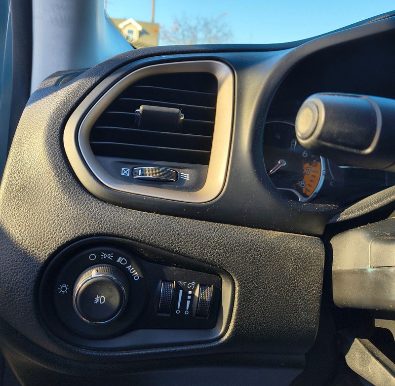 Used 2016 Jeep Renegade Image 9