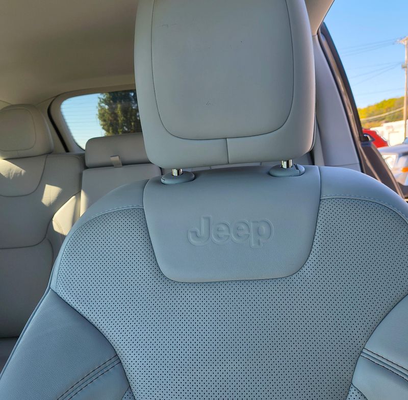 Used 2021 Jeep Cherokee Image 11