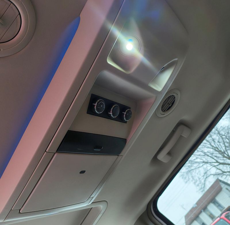 Used 2016 Chrysler Town & Country leatherImage 11