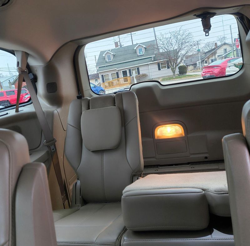 Used 2016 Chrysler Town & Country leatherImage 14