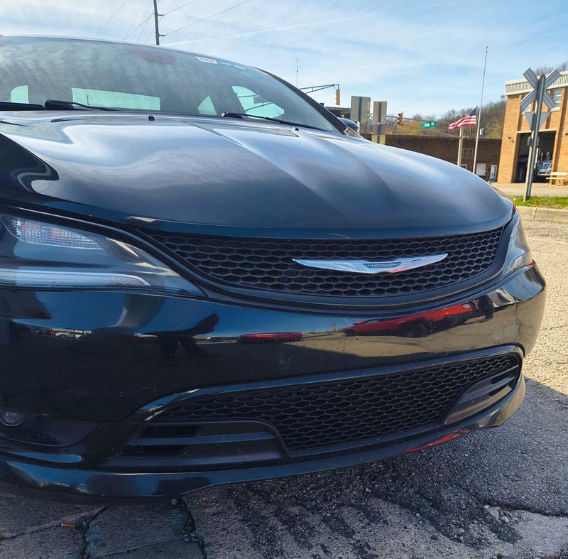 Used 2015 Chrysler 200 Image 2