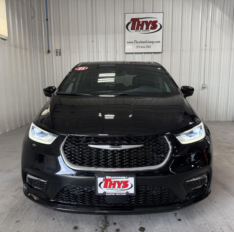 Used 2025 Chrysler Pacifica SelectImage 15