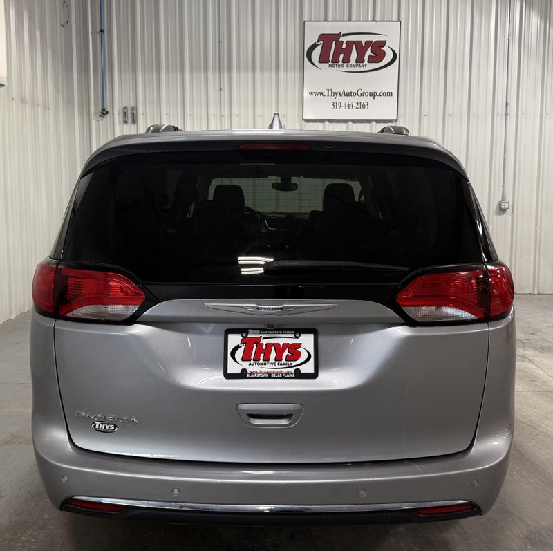 Used 2019 Chrysler Pacifica Touring LImage 4
