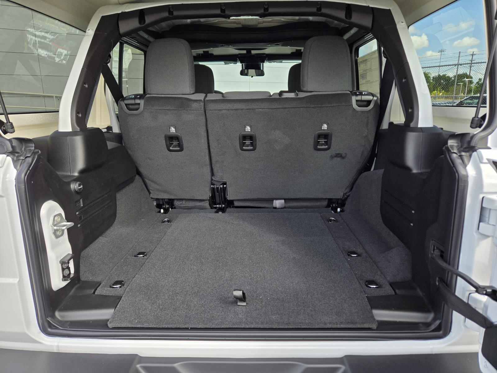 2025 Jeep Wrangler 4-Door Sahara - Photo 30