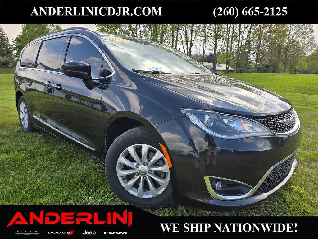 2017 Chrysler Pacifica Touring-L's photo