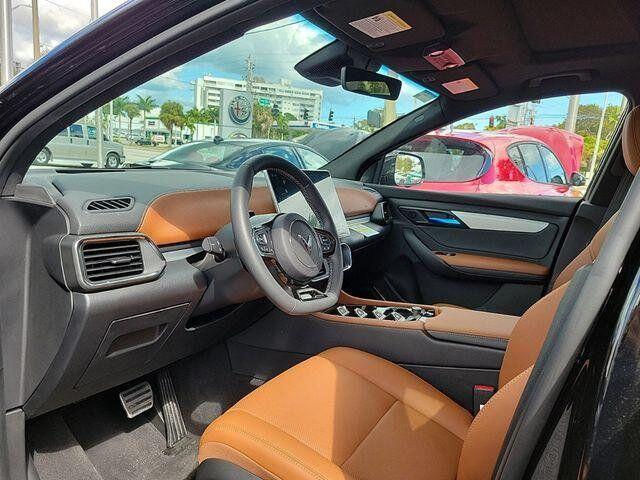 2025 VinFast VF 8 Plus - Photo 13