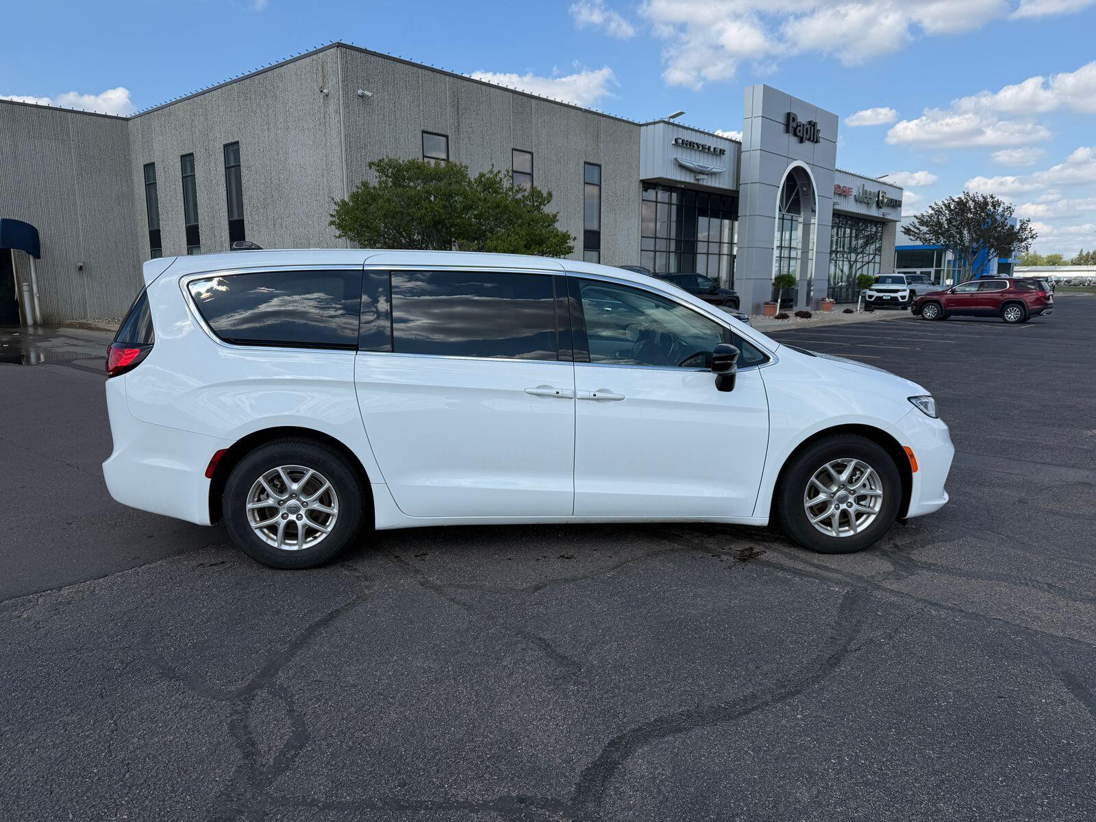 2024 Chrysler Pacifica Touring L's photo