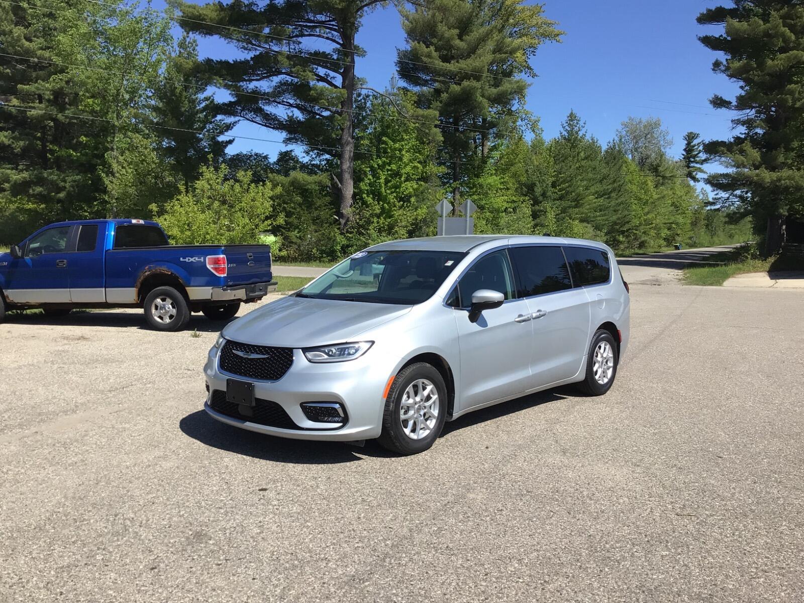 2023 Chrysler Pacifica Touring L's photo