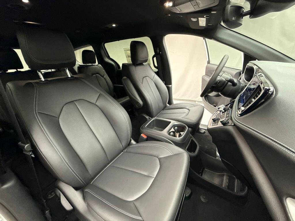 2026 Chrysler Pacifica Select - Photo 18