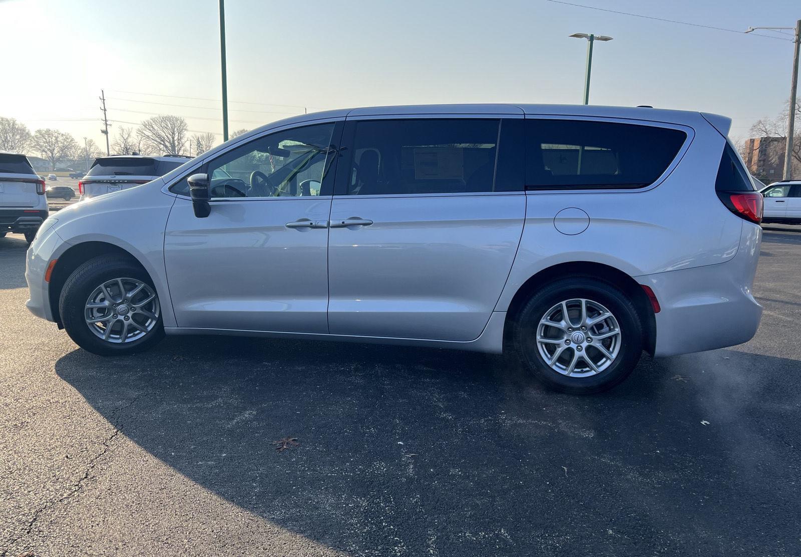 2026 Chrysler Voyager LX - Photo 8