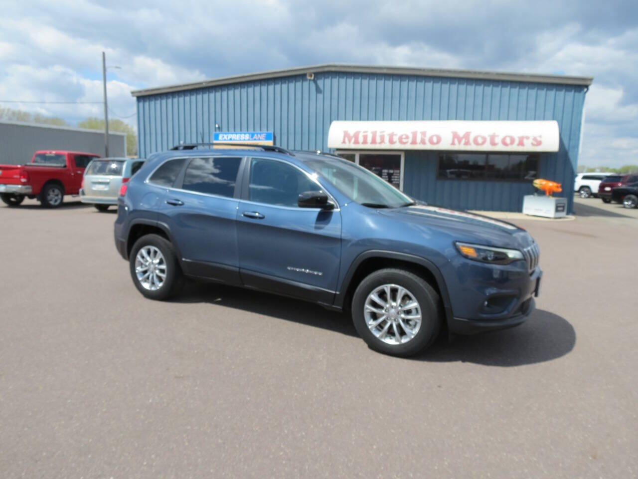 Used 2022 Jeep Cherokee Latitude Lux with VIN 1C4PJMMX0ND517986 for sale in Fairmont, Minnesota