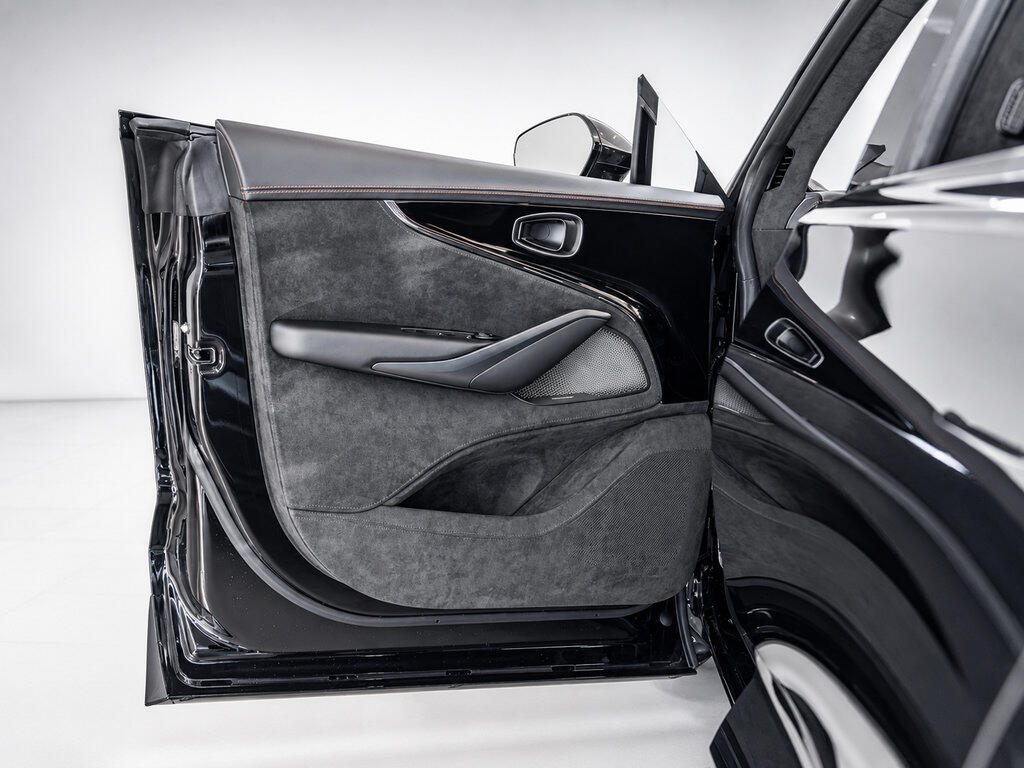 2026 Aston Martin DBX S - Photo 24