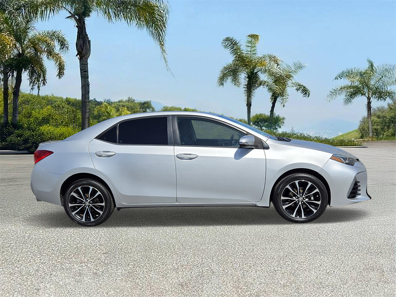 Used 2018 Toyota Corolla SE with VIN 5YFBURHE8JP800537 for sale in Downey, CA