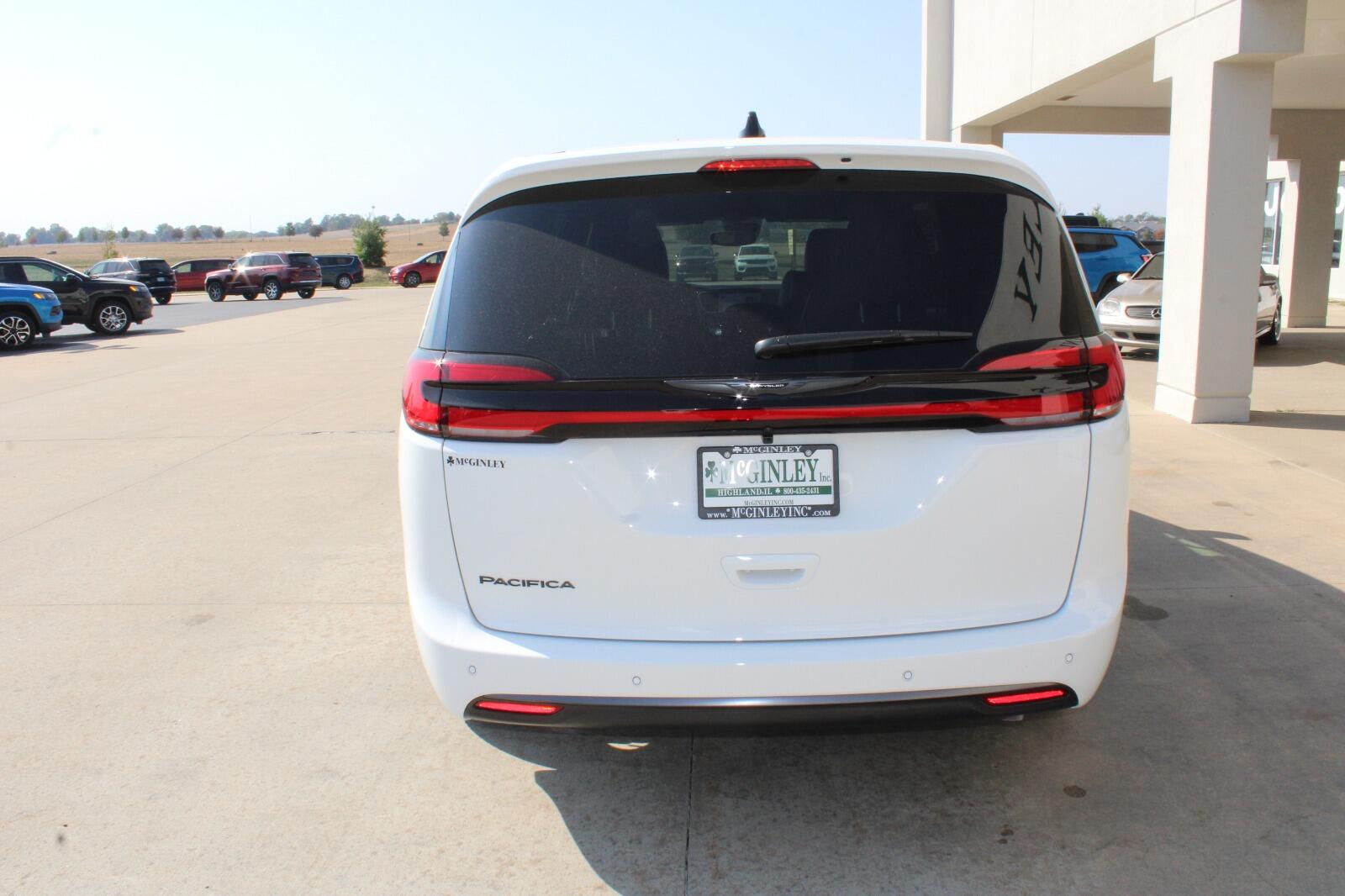 2026 Chrysler Pacifica Select - Photo 8