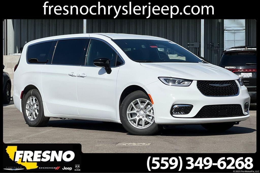 2026 Chrysler Pacifica Select's photo