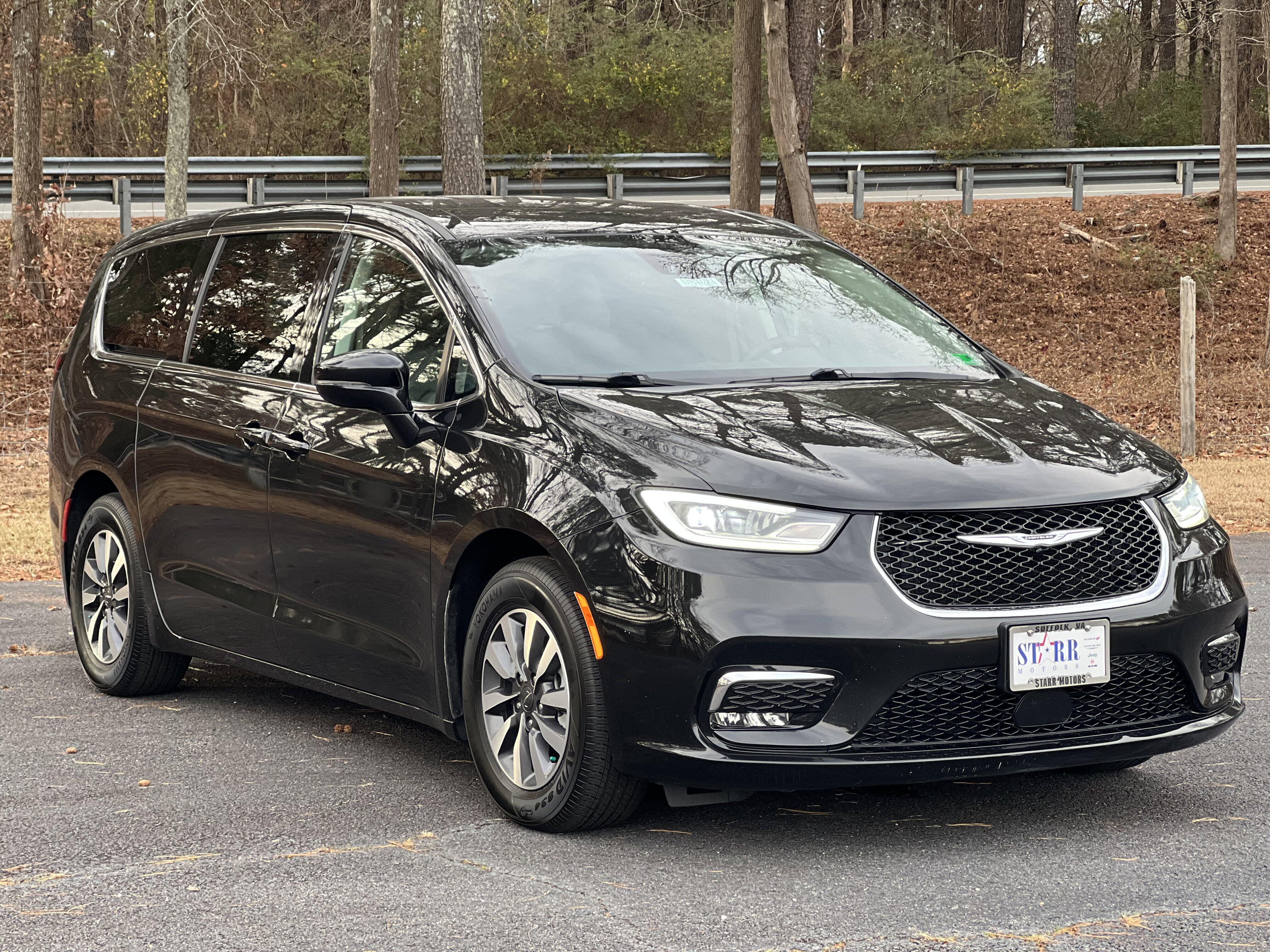 2022 Chrysler Pacifica Hybrid Touring L's photo