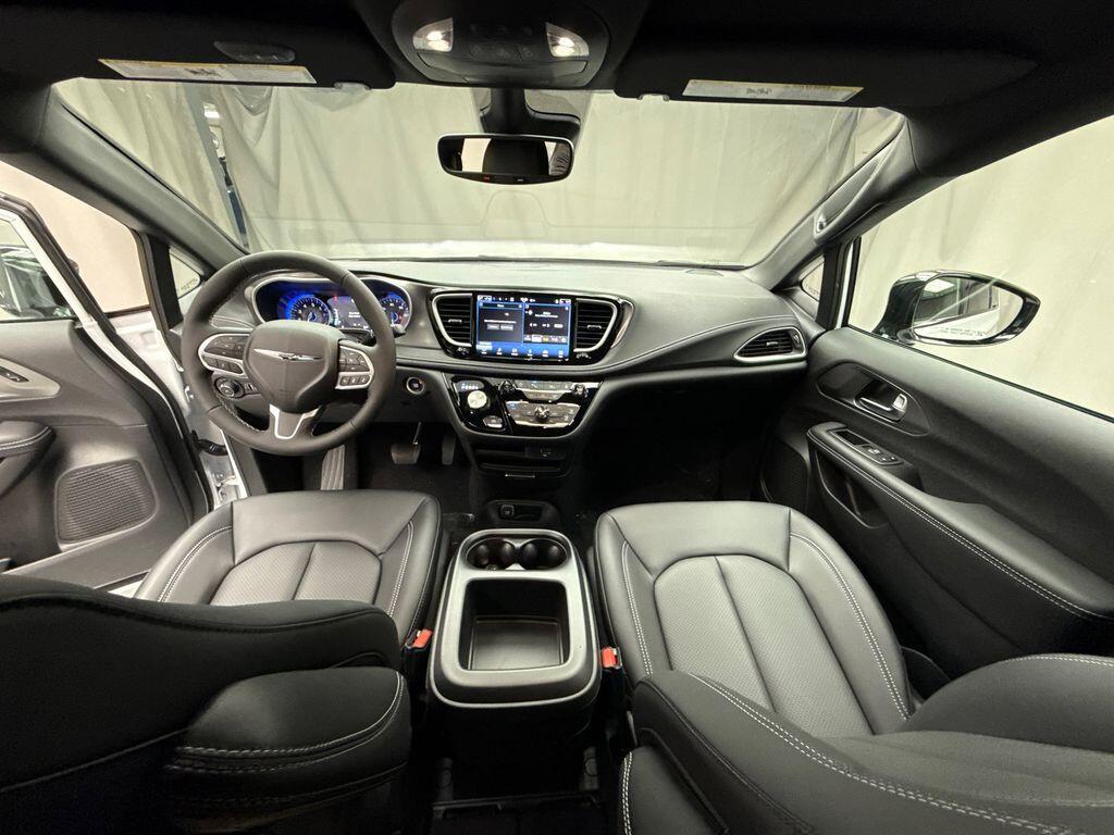 2026 Chrysler Pacifica Select - Photo 9