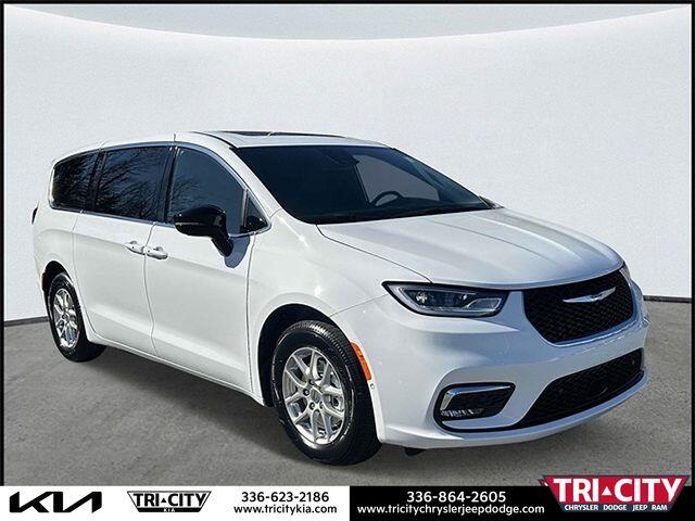 2025 Chrysler Pacifica Select's photo