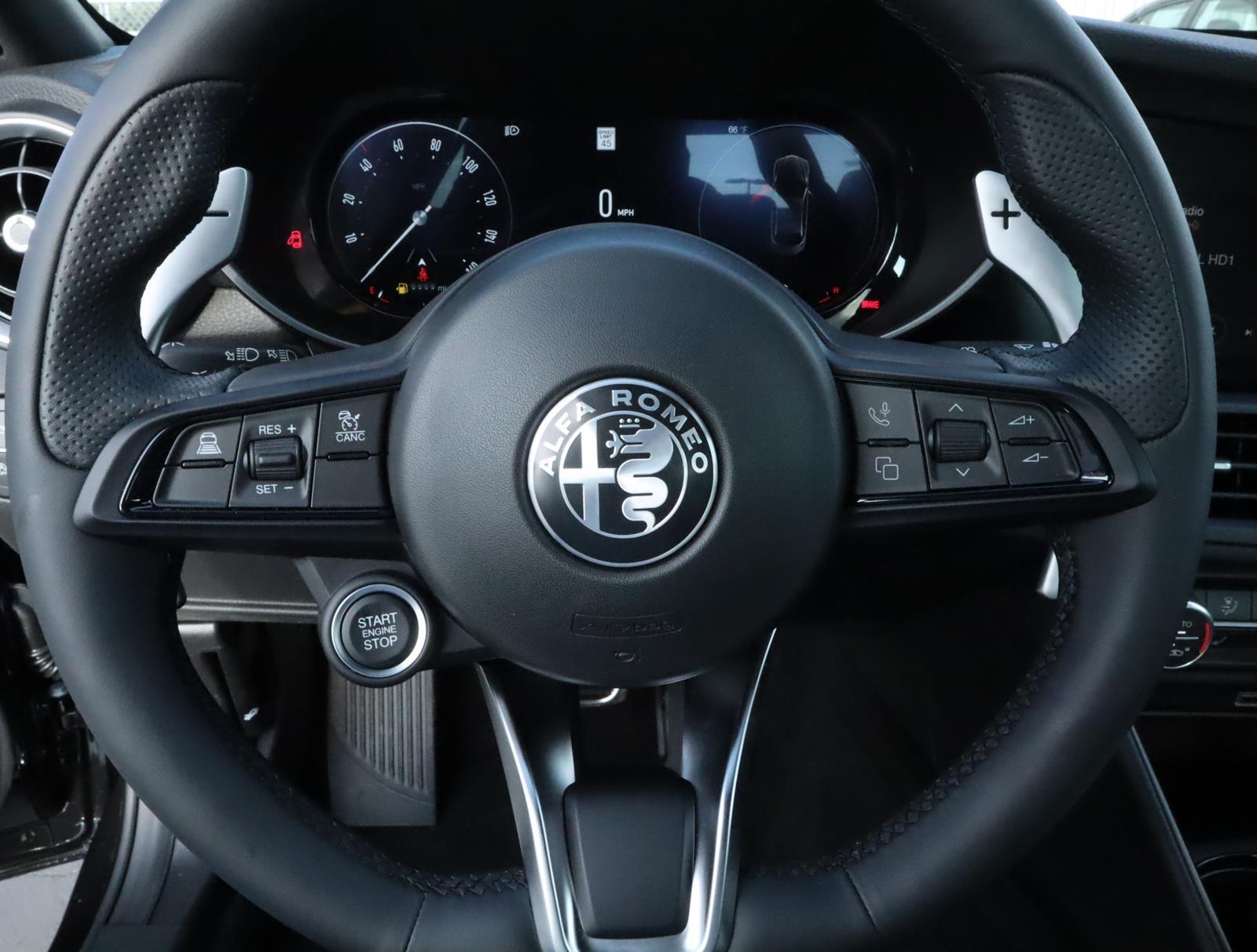 2025 Alfa Romeo Giulia Base - Photo 12
