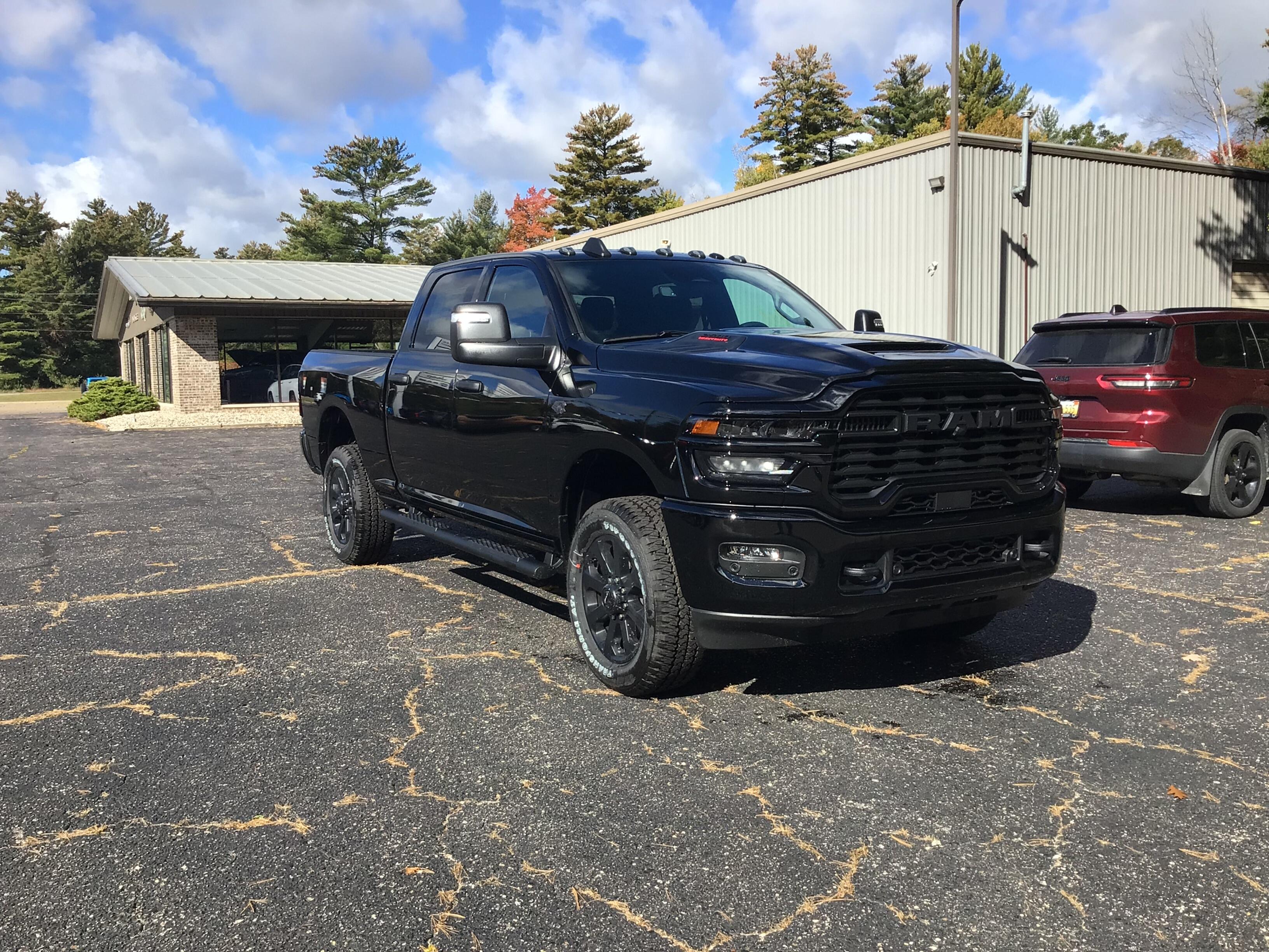 2027 RAM 2500 Pickup Tradesman/Black Express
