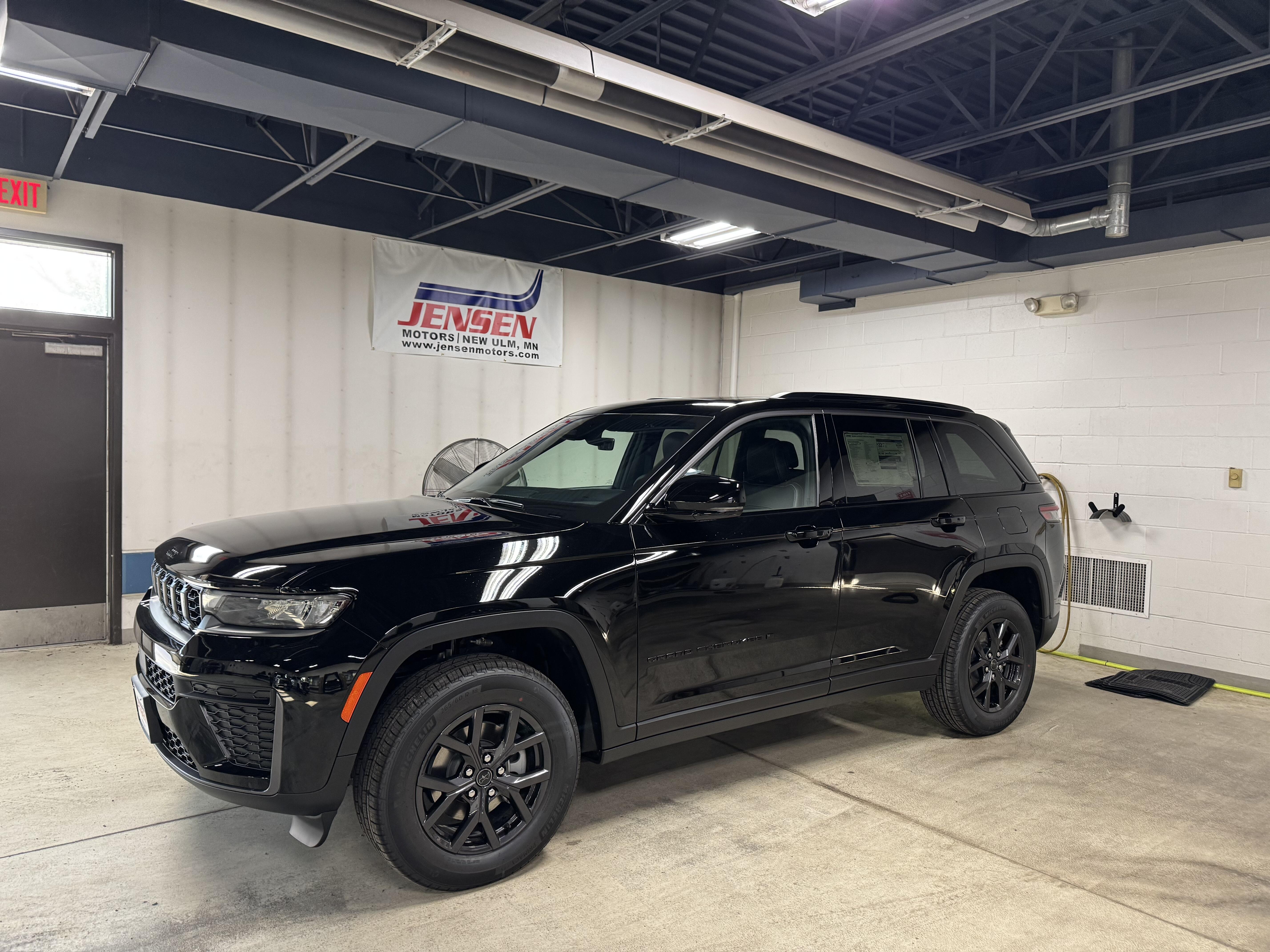 2027 Jeep Grand Cherokee Laredo Altitude