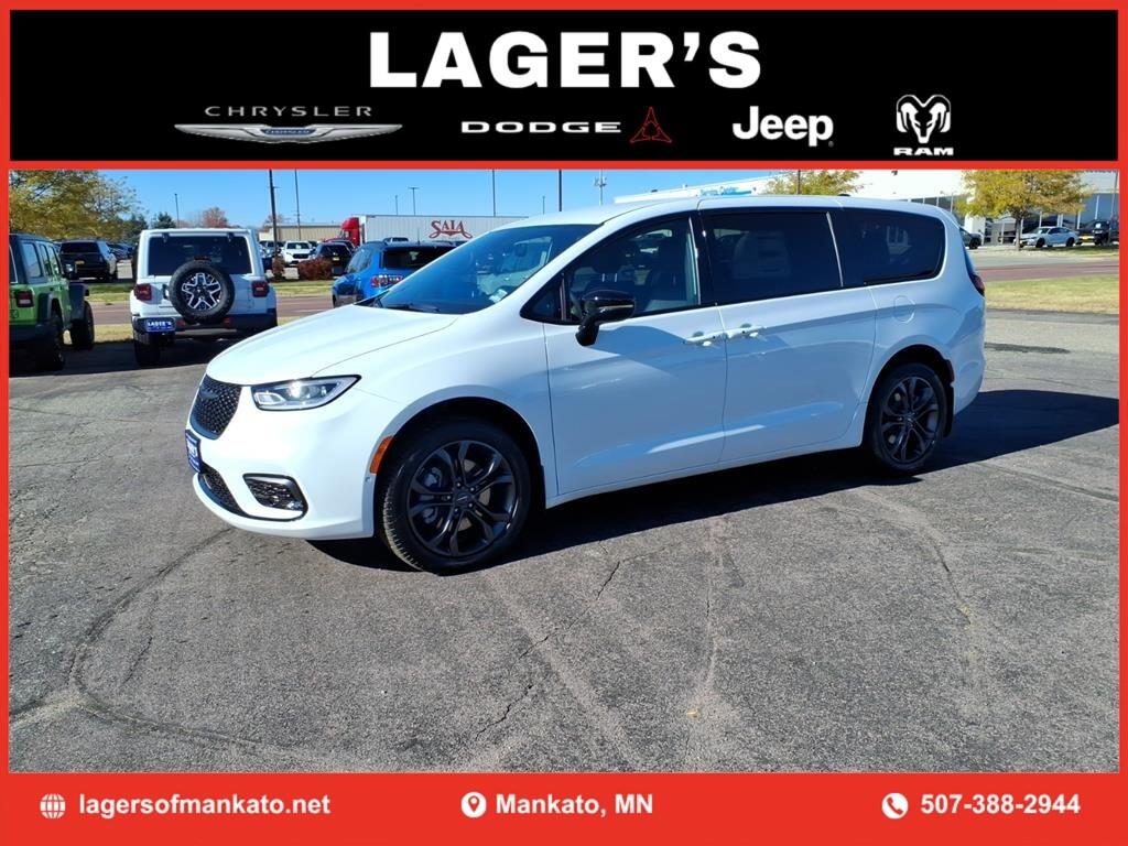 2026 Chrysler Pacifica Select AWD's photo