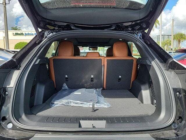 2025 VinFast VF 8 Plus - Photo 11