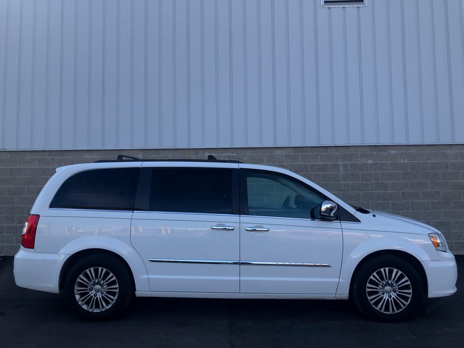 Used 2015 Chrysler Town & Country Touring-L with VIN 2C4RC1CG0FR674709 for sale in Wilmington, OH