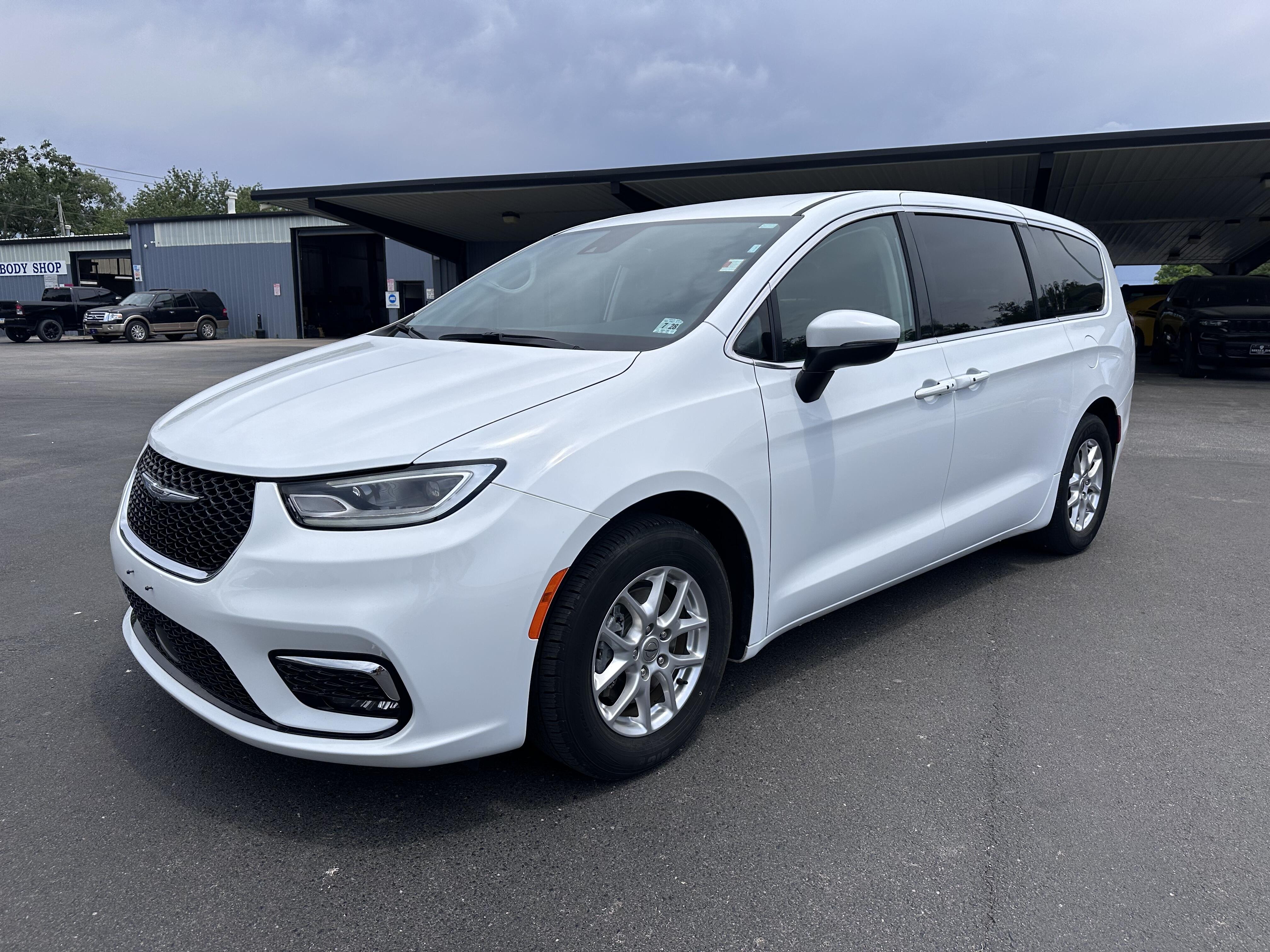 2023 Chrysler Pacifica Touring L's photo