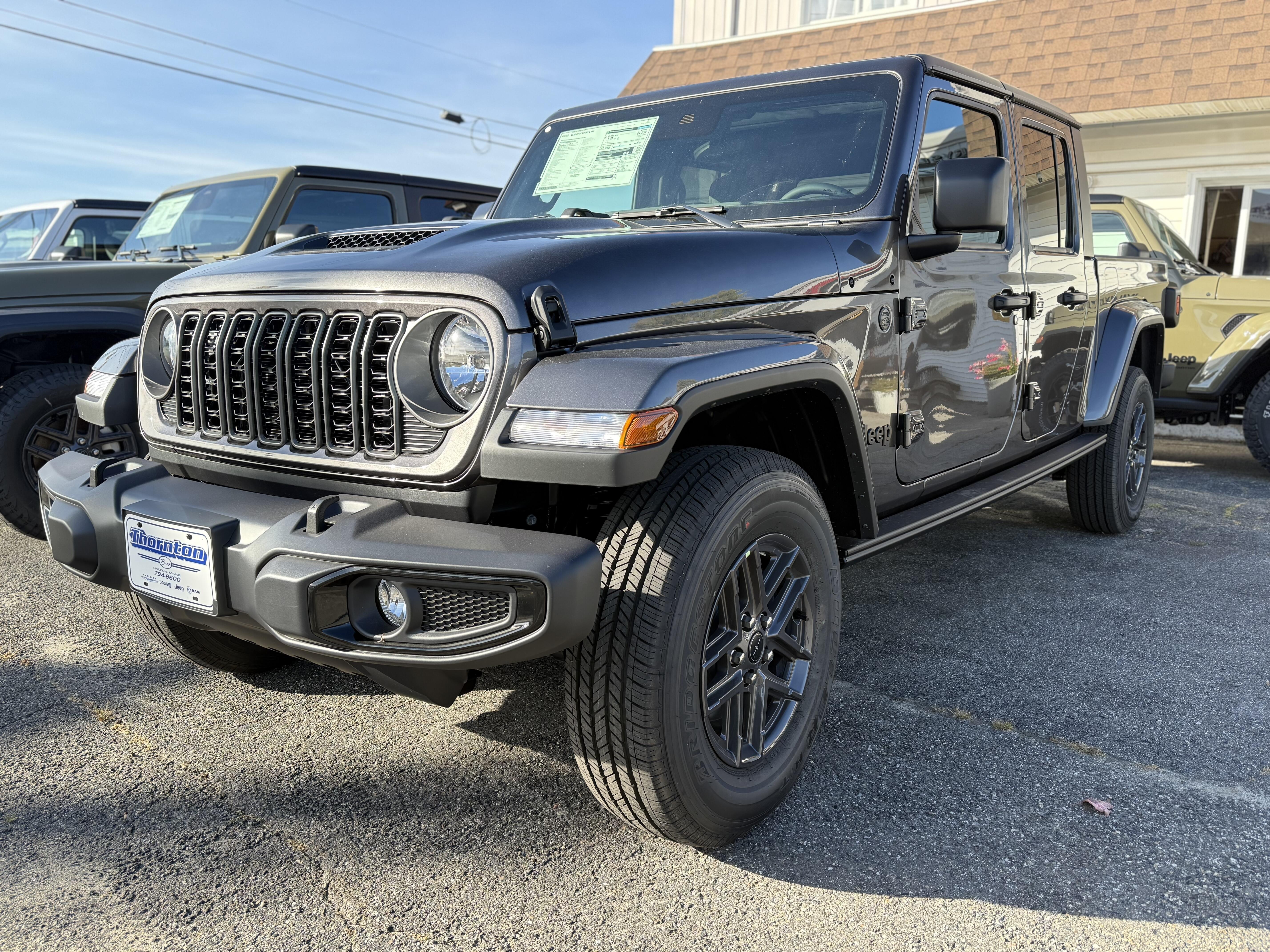 2025 Jeep Gladiator Sport S's photo