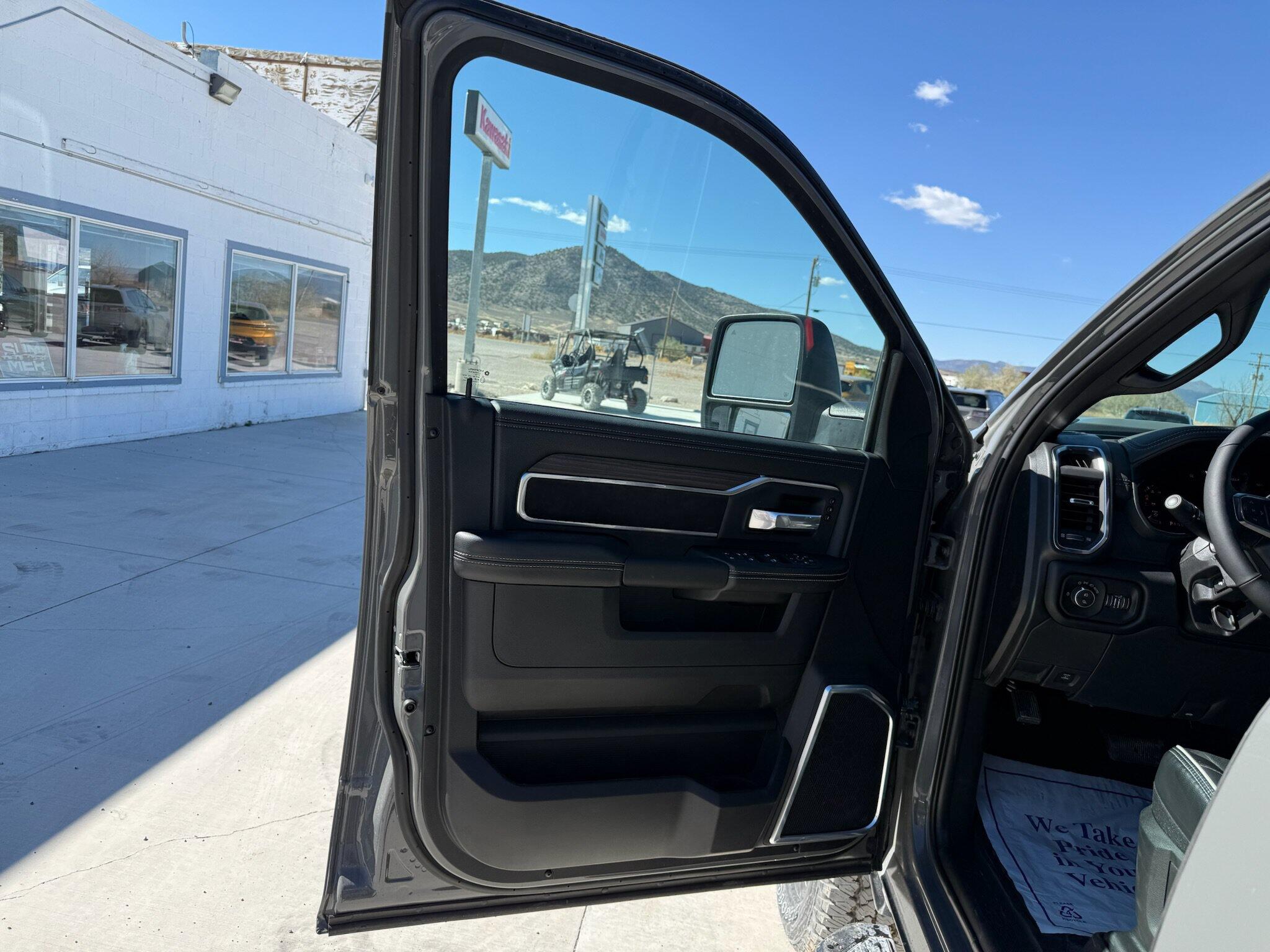 2026 RAM 3500 Laramie - Photo 12