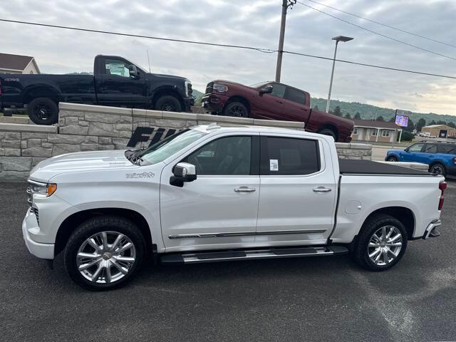 Used 2023 Chevrolet Silverado 1500 High Country with VIN 1GCUDJE83PZ182728 for sale in Richland Center, WI