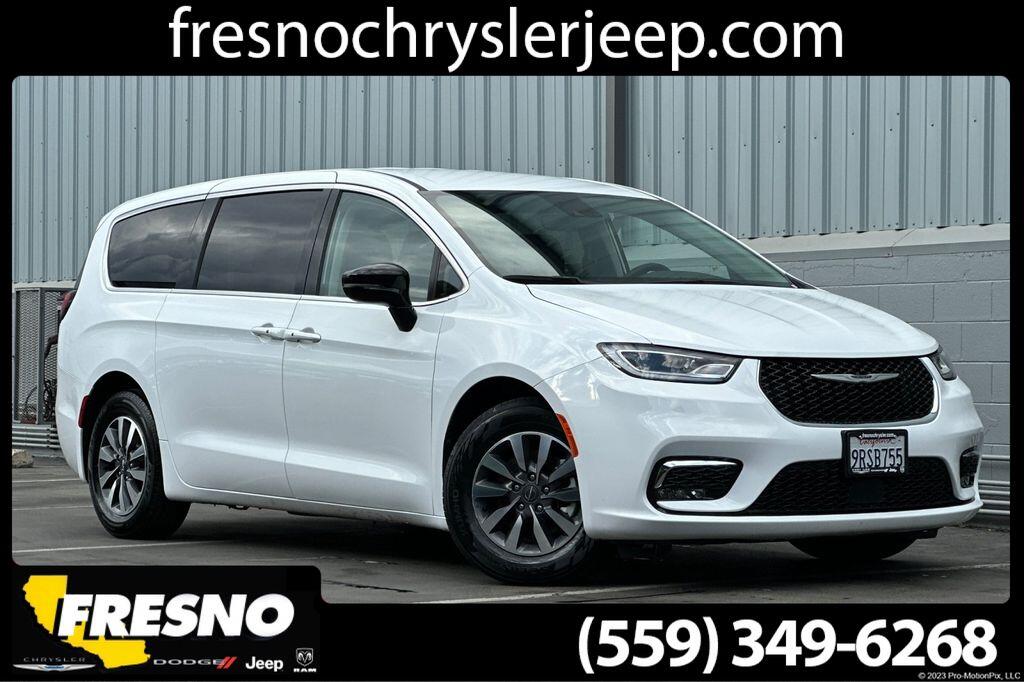 2024 Chrysler Pacifica Hybrid Select PHEV's photo