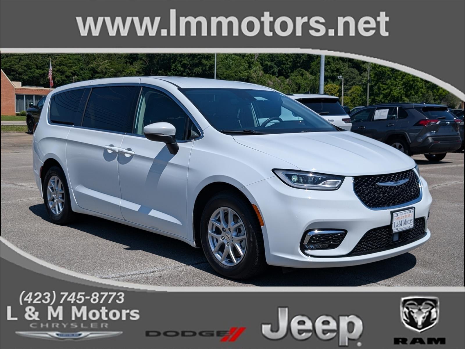 2023 Chrysler Pacifica Touring L's photo