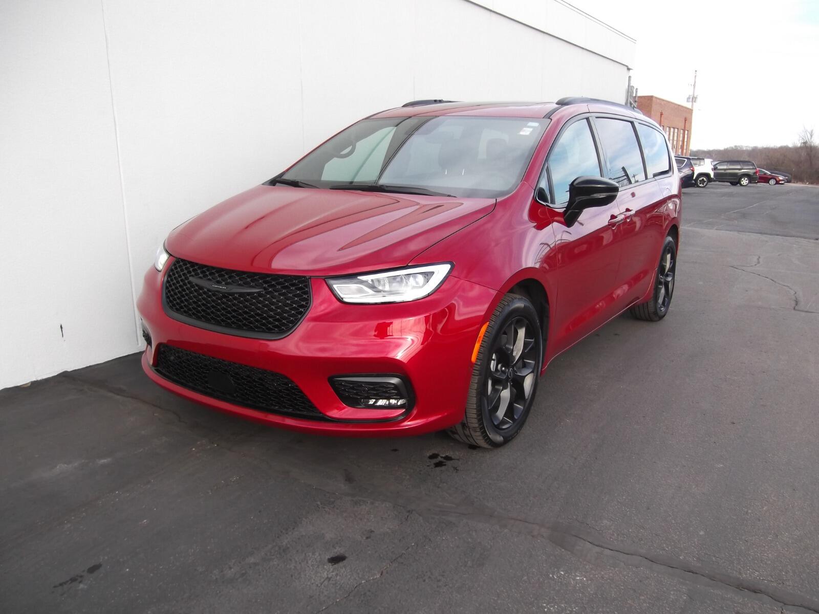 Used 2025 Chrysler Pacifica Limited with VIN 2C4RC3GG9SR560076 for sale in Kansas City