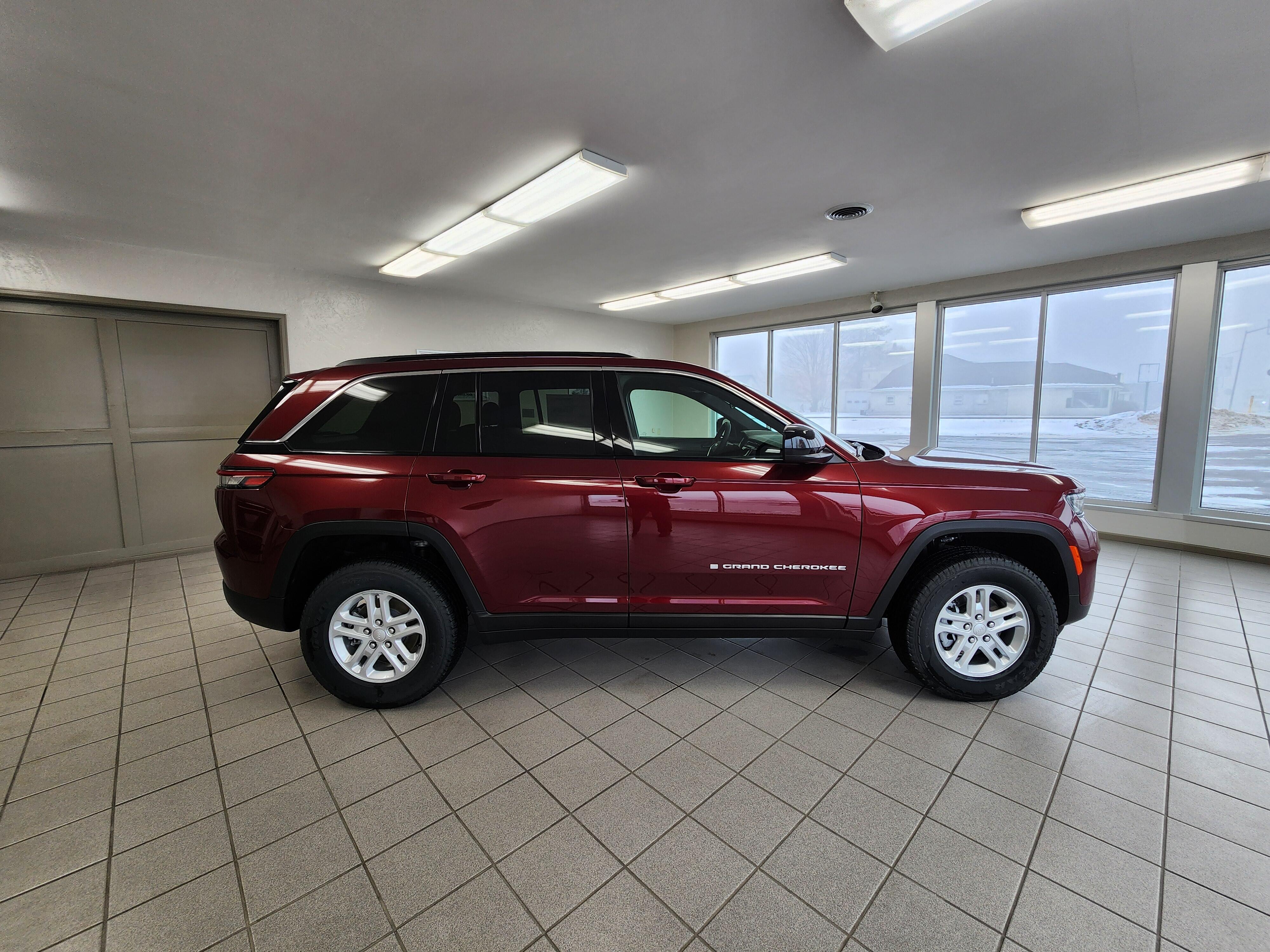 2025 Jeep Grand Cherokee Laredo's photo