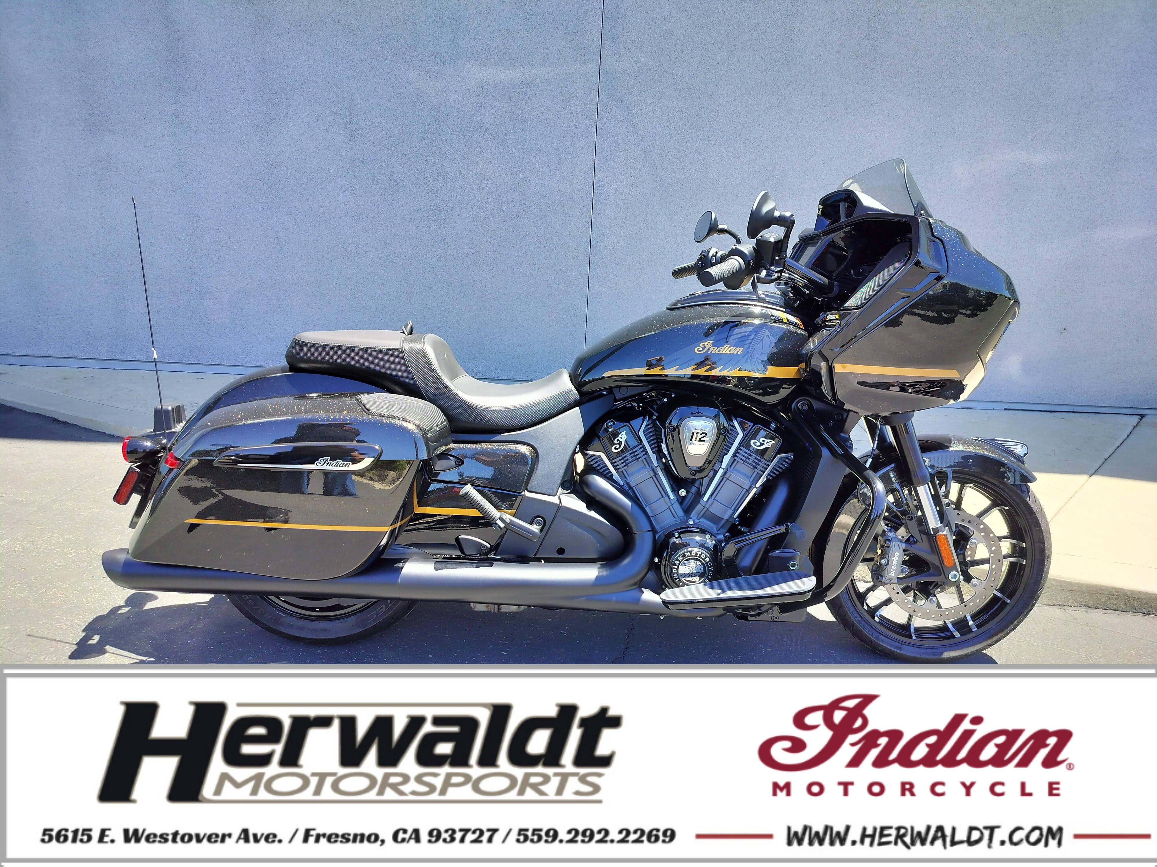2026 Indian Motorcycle Challenger Dark Horse 112 + PowerBand Audio Package