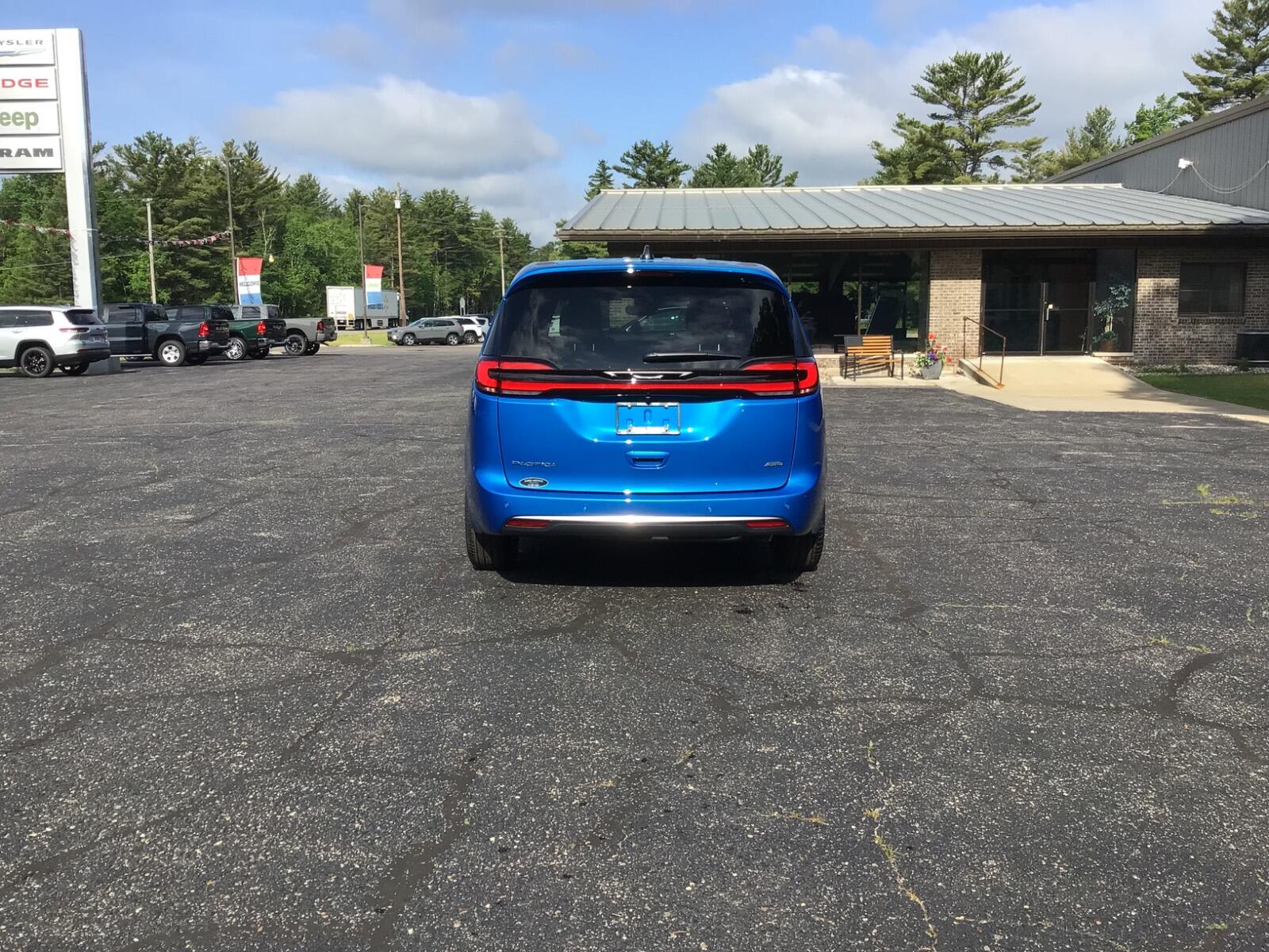 2027 Chrysler Pacifica Select - Photo 6