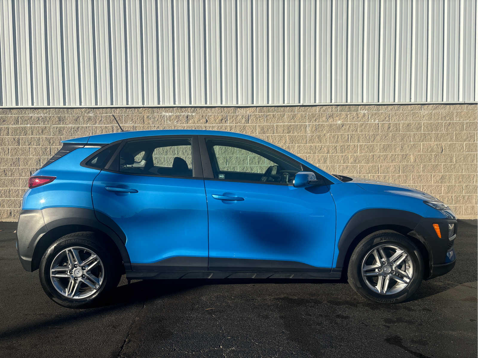 Used 2020 Hyundai Kona SE with VIN KM8K1CAA2LU517338 for sale in Wilmington, OH