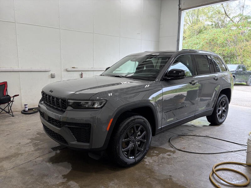 2027 Jeep Grand Cherokee Laredo