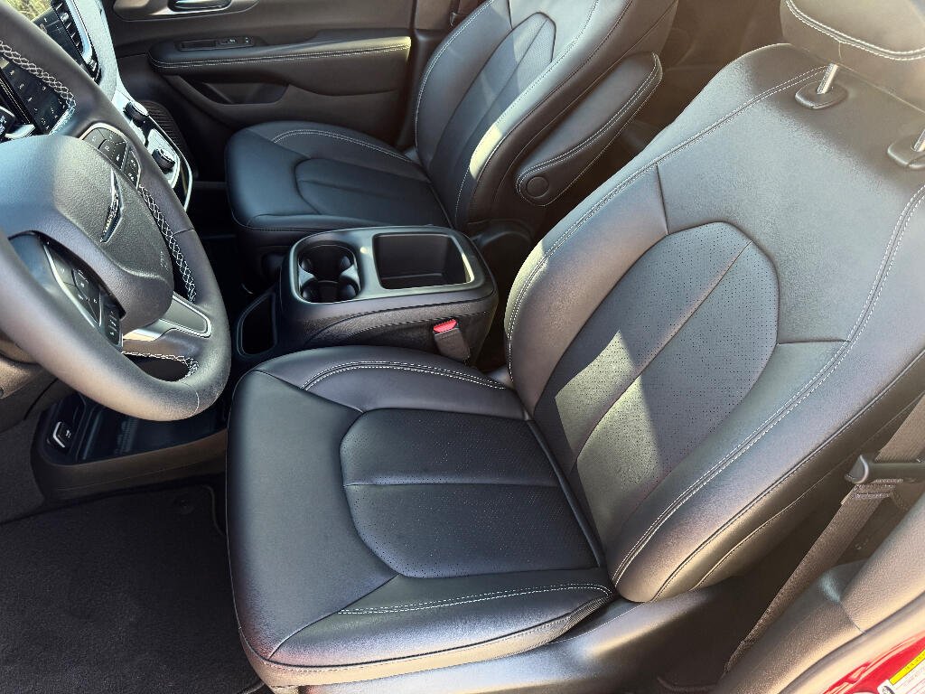 2026 Chrysler Voyager LX - Photo 10