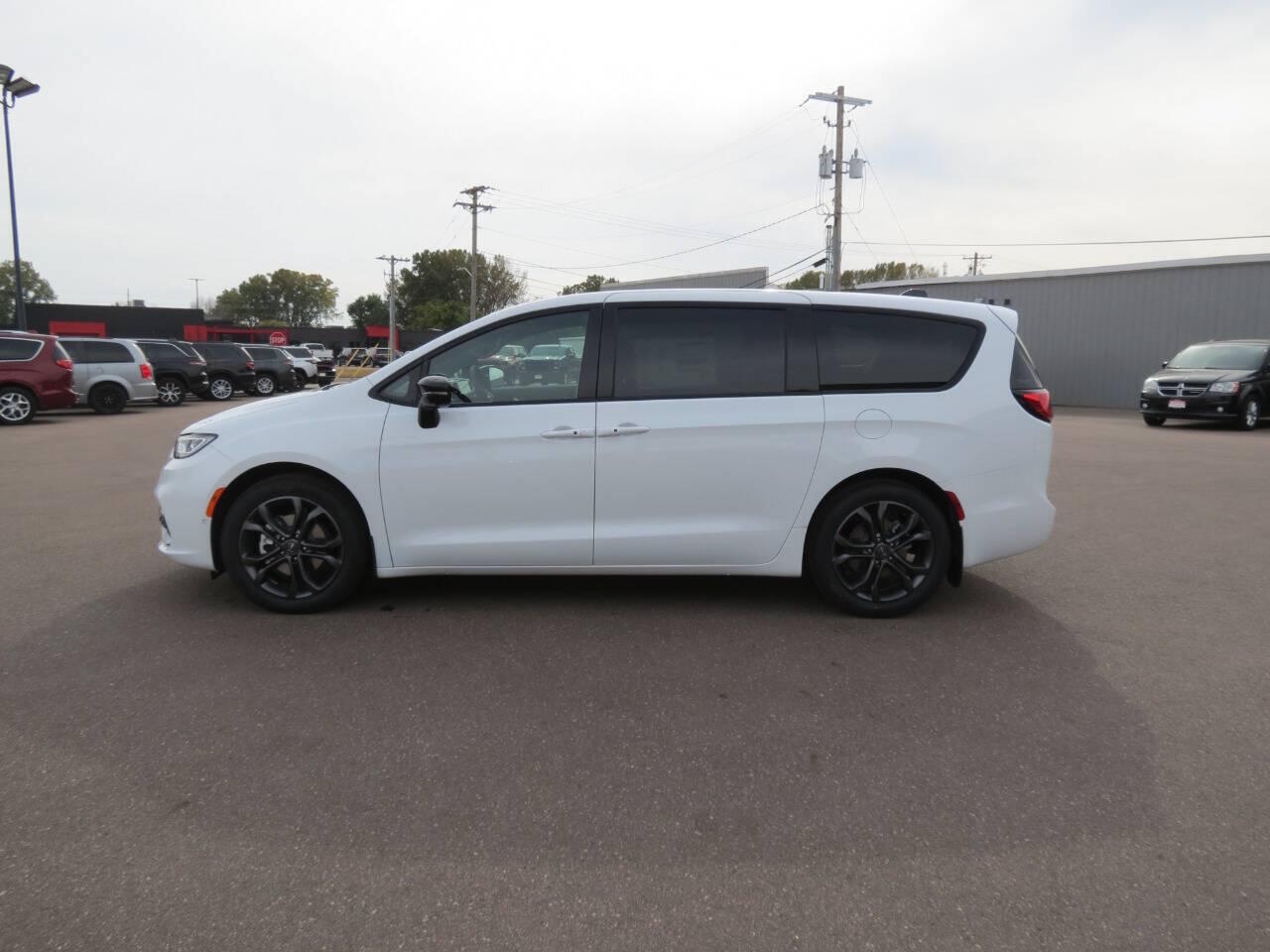 2026 Chrysler Pacifica Select - Photo 8