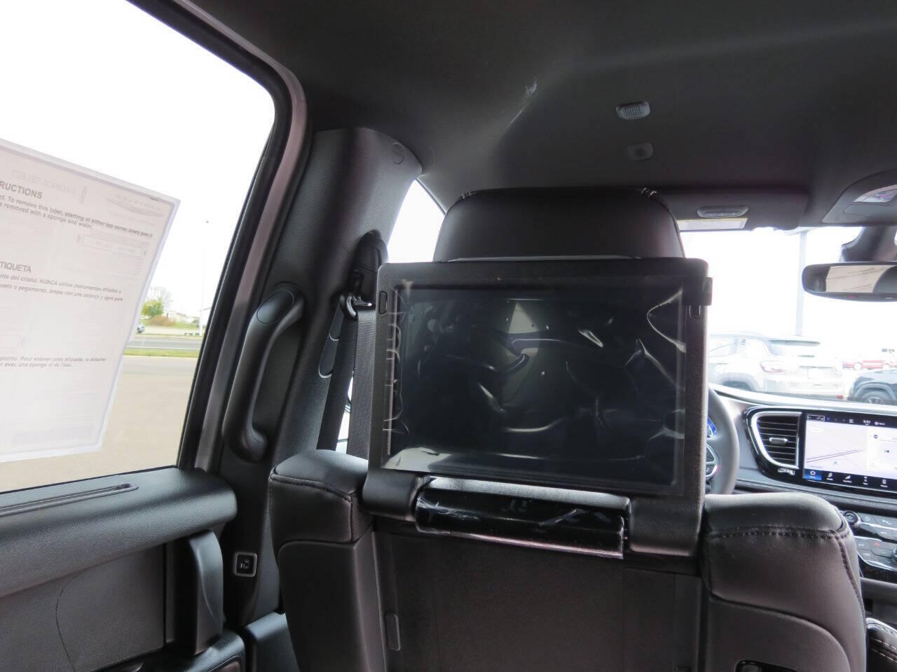 2026 Chrysler Pacifica Select - Photo 20