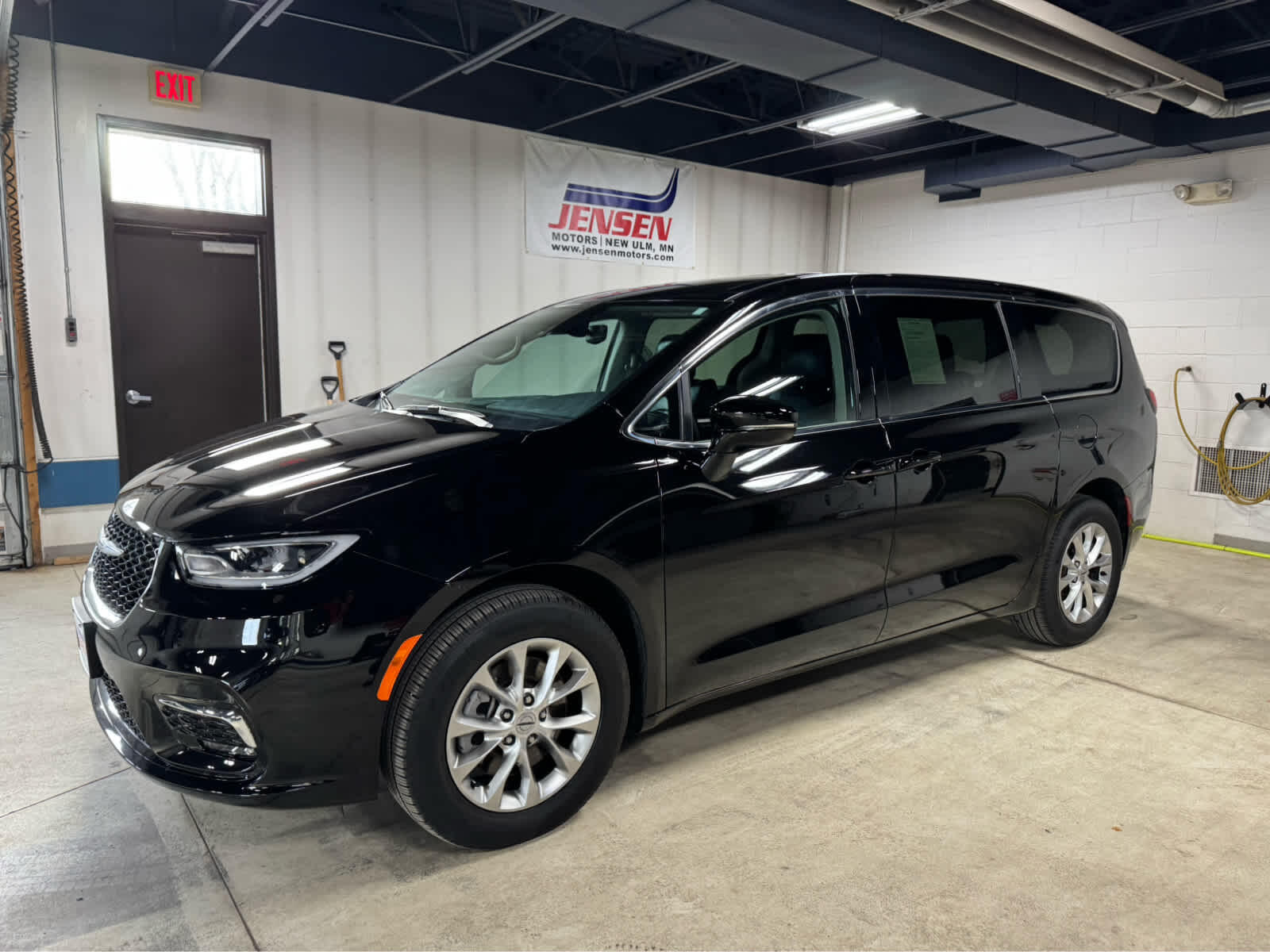 Used 2024 Chrysler Pacifica Touring L with VIN 2C4RC3BG4RR178667 for sale in New Ulm, Minnesota