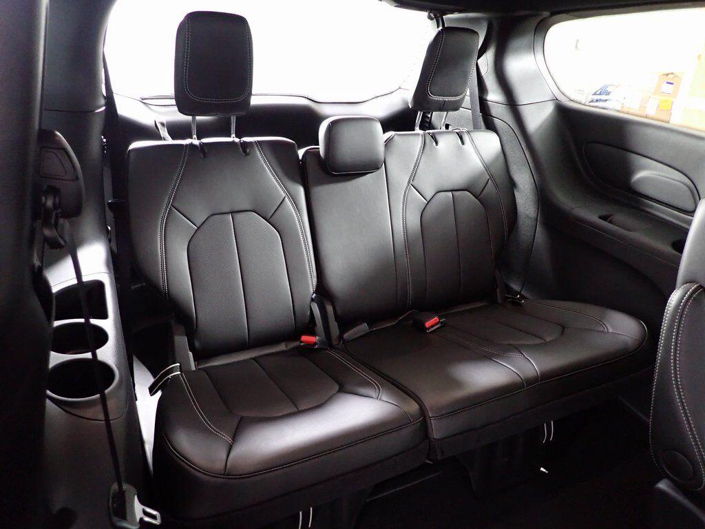 2026 Chrysler Pacifica Select - Photo 32
