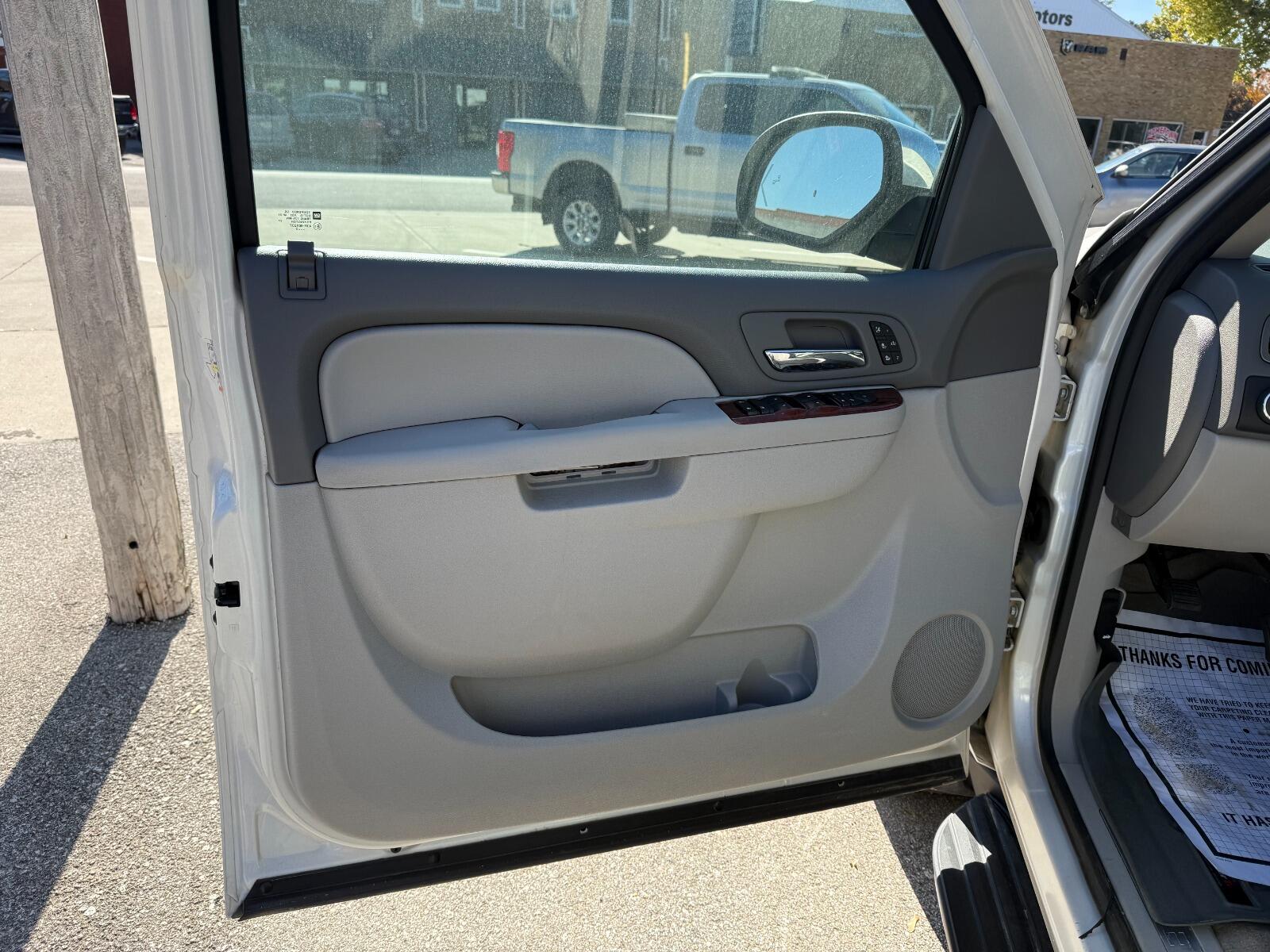 2012 Chevrolet Suburban LTZ - Photo 7